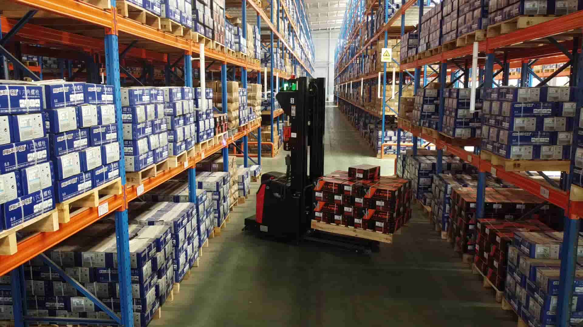 济源某紧固件生产厂家一万多平横梁式货架+AGV案例